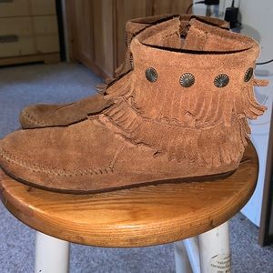 Minnetonka ankle moccasin boots 2 rows of fringe 7.5 deer tan suede with conchos